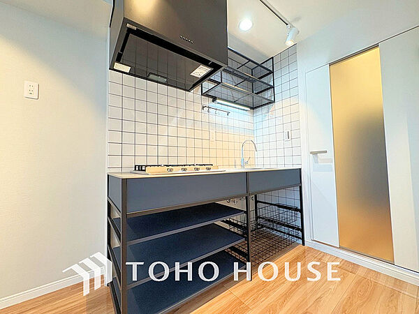 シンプルな部屋の雰囲気に溶け合うナチュラルキッチン