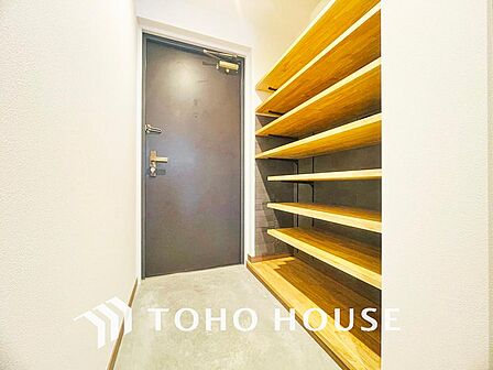 落ち着いた雰囲気の玄関、家族の帰りを暖かく迎えてくれます