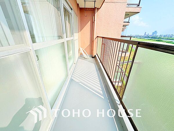 日当たりの良いバルコニーで晴れの日の洗濯物も楽しみになりますね