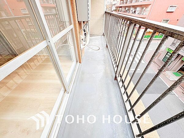 日当たりの良いバルコニーで晴れの日の洗濯物も楽しみになりますね