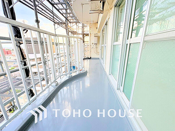 日当たりの良いバルコニーで晴れの日の洗濯物も楽しみになりますね