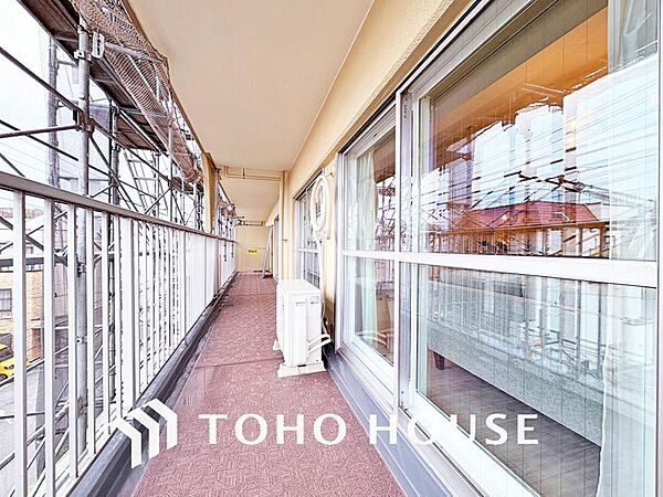 日当たりの良いバルコニーで晴れの日の洗濯物も楽しみになりますね