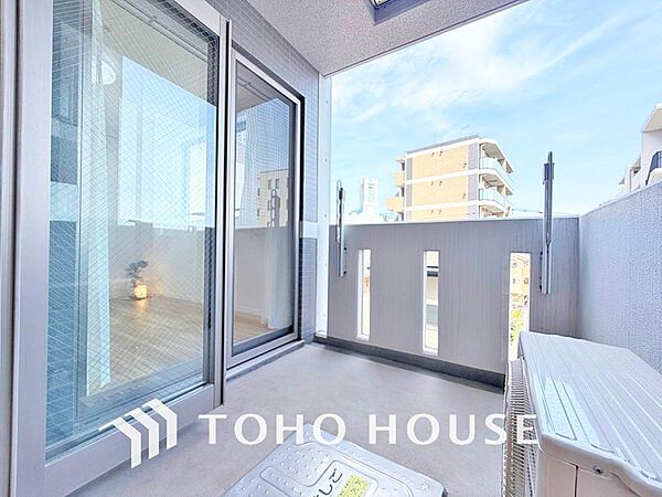 日当たりの良いバルコニーで晴れの日の洗濯物も楽しみになりますね