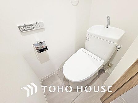 トイレには快適な温水洗浄便座付