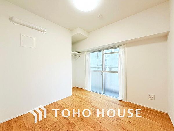 家具の配置のし易い室内です。趣味の部屋としても充分な広さを確保しております。