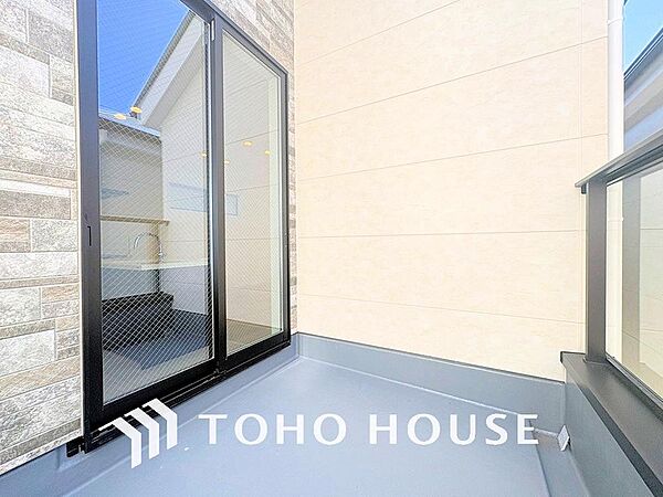 日当たりの良いバルコニーで晴れの日の洗濯物も楽しみになりますね