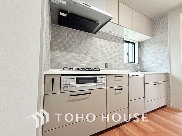 シンプルな部屋の雰囲気に溶け合うナチュラルキッチン