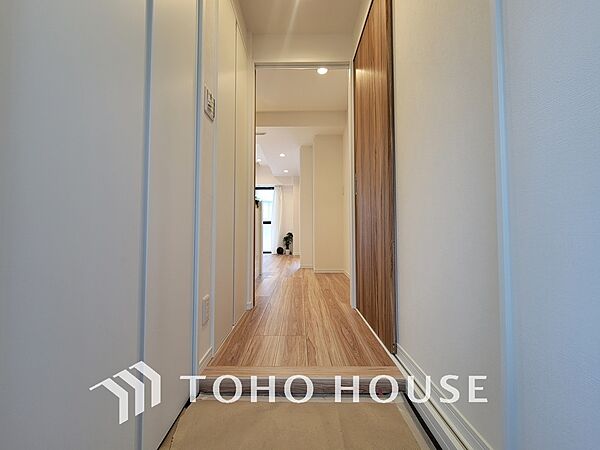 飾り過ぎないシンプルな内装の玄関