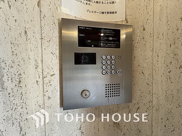 エントランスはオートロック完備で安心のセキュリティ