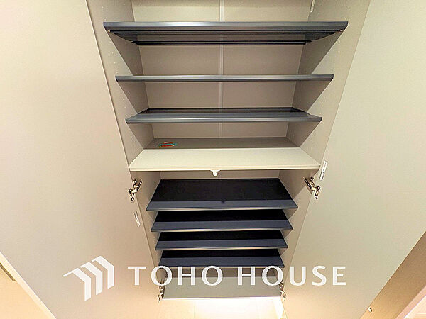 天井まである玄関収納はご家族分の履物も余裕で収納可能