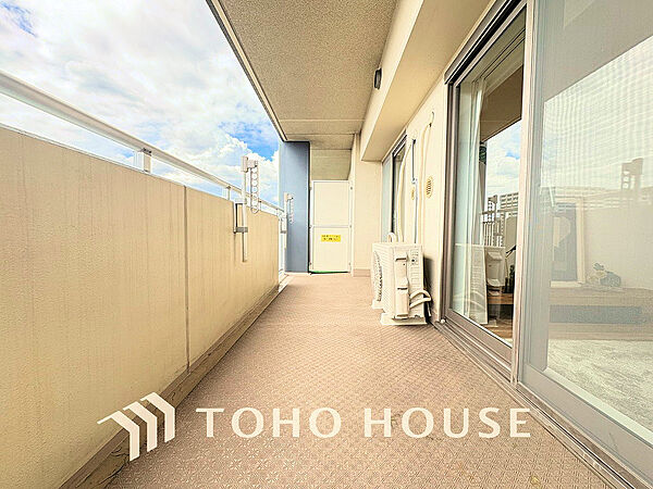 日当たりの良いバルコニーで晴れの日の洗濯物も楽しみになりますね