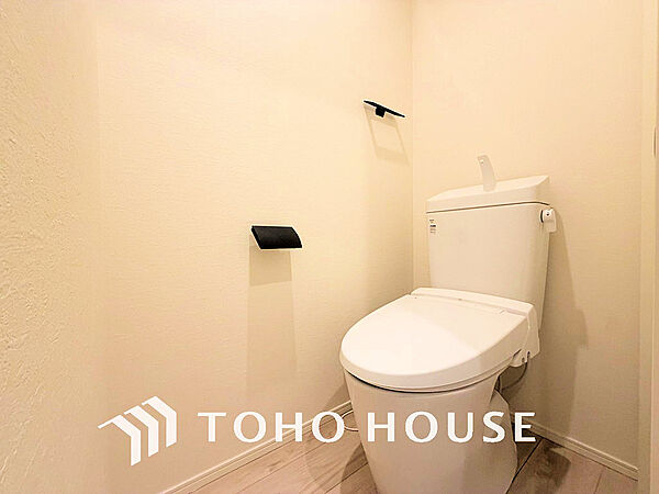 白いクロスにより清潔感のあるトイレ
