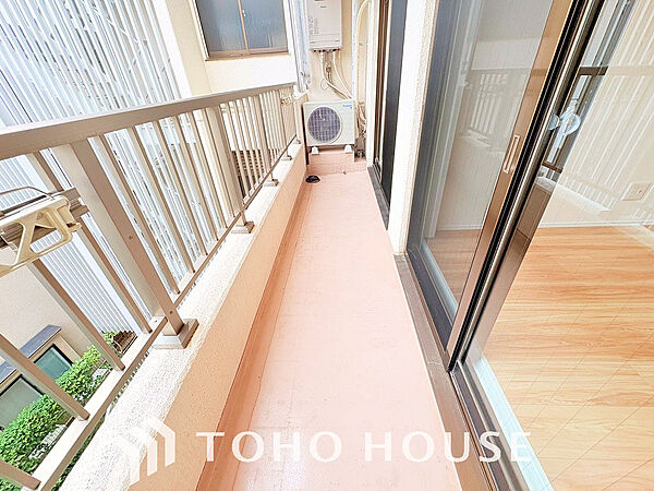 日当たりの良いバルコニーで晴れの日の洗濯物も楽しみになりますね