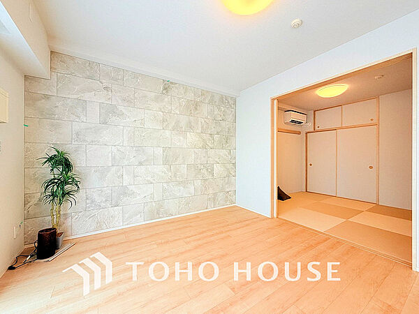 シンプルな部屋の雰囲気に溶け合うナチュラルキッチン