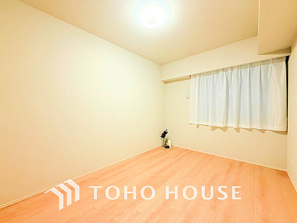 採光もある洋室は、くつろぎのひと時を過ごすのにぴったり