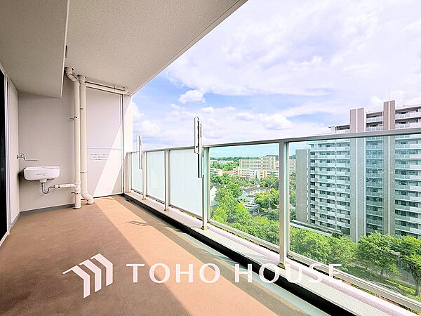 日当たりの良いバルコニーで晴れの日の洗濯物も楽しみになりますね