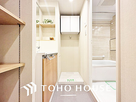 落ち着きのある色合いでまとめられた洗面室