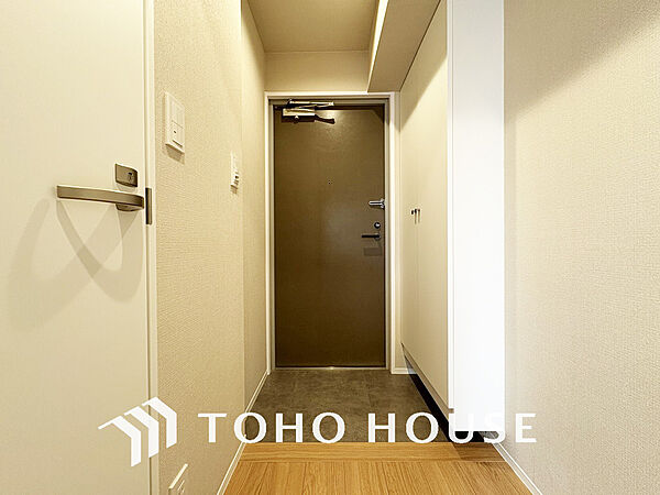 飾り過ぎないシンプルな内装の玄関