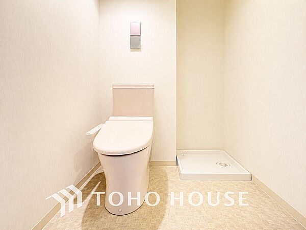 清潔な洗浄機能付温水シャワートイレ（現地には家具があります）