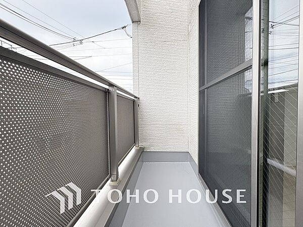 日当たりの良いバルコニーで晴れの日の洗濯物も楽しみになりますね