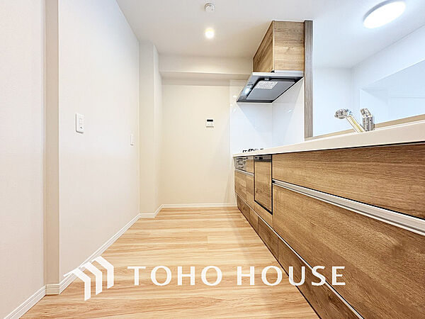 シンプルな部屋の雰囲気に溶け合うナチュラルキッチン