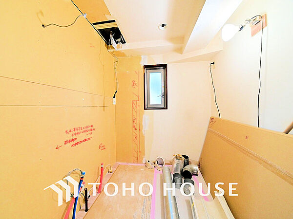 シンプルな部屋の雰囲気に溶け合うナチュラルキッチン(リフォーム中)