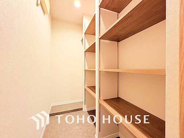 天井まである玄関収納はご家族分の履物も余裕で収納可能