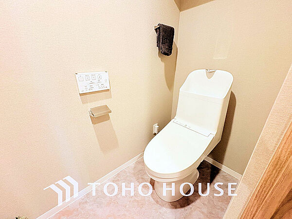 トイレには快適な温水洗浄便座付