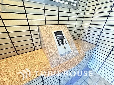 エントランスはオートロック完備で安心のセキュリティ