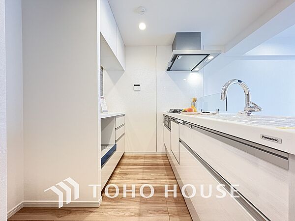 シンプルな部屋の雰囲気に溶け合うナチュラルキッチン