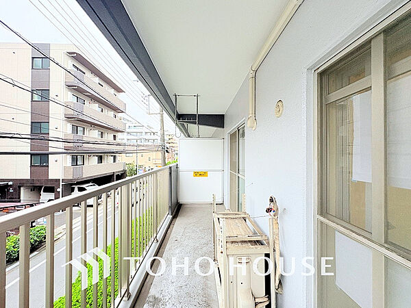 日当たりの良いバルコニーで晴れの日の洗濯物も楽しみになりますね