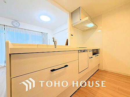 シンプルな部屋の雰囲気に溶け合うナチュラルキッチン
