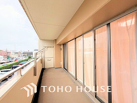 日当たりの良いバルコニーで晴れの日の洗濯物も楽しみになりますね