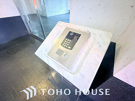 エントランスはオートロック完備で安心のセキュリティ