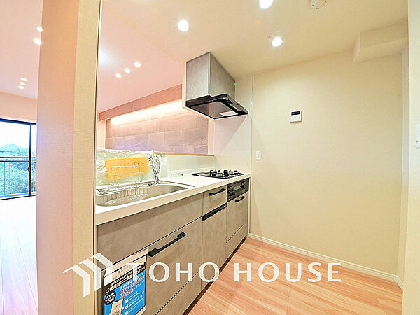 シンプルな部屋の雰囲気に溶け合うナチュラルキッチン