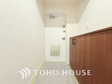 飾り過ぎないシンプルな内装の玄関
