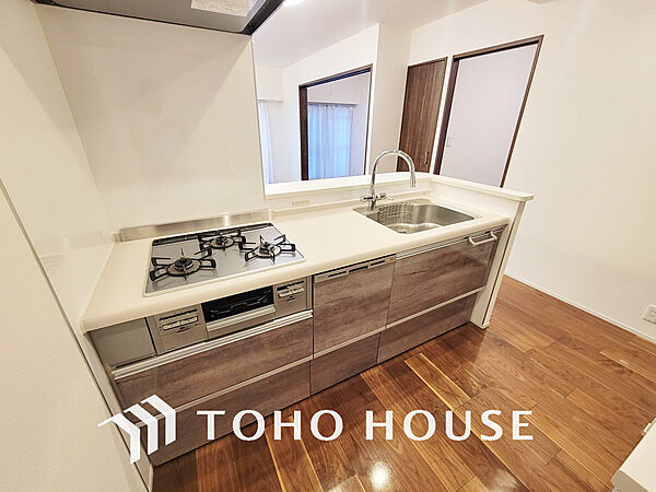 シンプルな部屋の雰囲気に溶け合うナチュラルキッチン