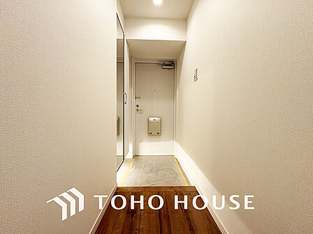 飾り過ぎないシンプルな内装の玄関