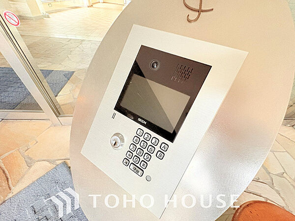 エントランスはオートロック完備で安心のセキュリティ