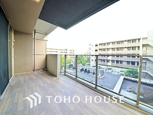 日当たりの良いバルコニーで晴れの日の洗濯物も楽しみになりますね