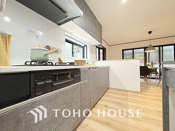 家事をしながら家族との会話も弾む人気の対面キッチンを採用