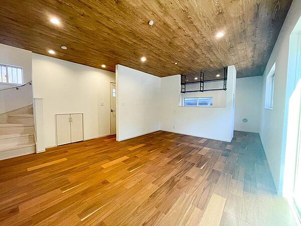 入居時撮影。全室南向きの明るい陽光の差し込む素敵なお部屋です♪詳細は小林090-8348-9841までお気軽にご連絡下さい♪