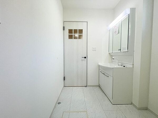 入居時撮影。全室南向きの明るい陽光の差し込む素敵なお部屋です♪詳細は小林090-8348-9841までお気軽にご連絡下さい♪