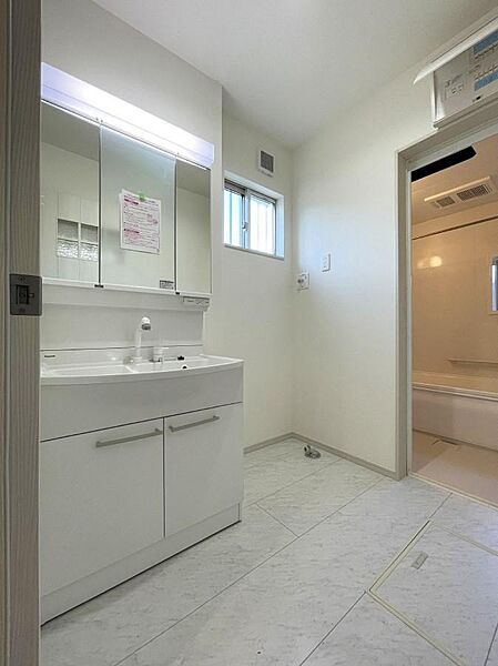 入居時撮影。全室南向きの明るい陽光の差し込む素敵なお部屋です♪詳細は小林090-8348-9841までお気軽にご連絡下さい♪