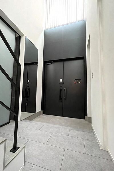 扉を開ける瞬間の高揚感を表現。ゲストを招待したくなるような優越感を刺激します。※家具消しのアプリを使用しております。