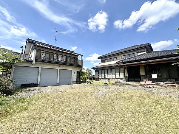 敷地内には戸建が2棟建っています。