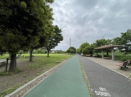 マンションから徒歩2分の番場公園があります。広々とした芝生広場や大型複合遊具があり、子育て世帯に人気の公園です。ウォーキングコースや多目的広場も整備され、休日の散歩やレジャーを気軽に楽しめます。