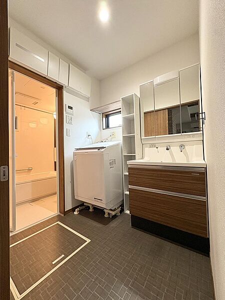 開放感あふれる約22.5帖の大型LDKが魅力！リビングイン階段や土間収納、食洗機など人気設備が充実。雨の日も安心のインナーバルコニー付きで、快適な暮らしを実現します。