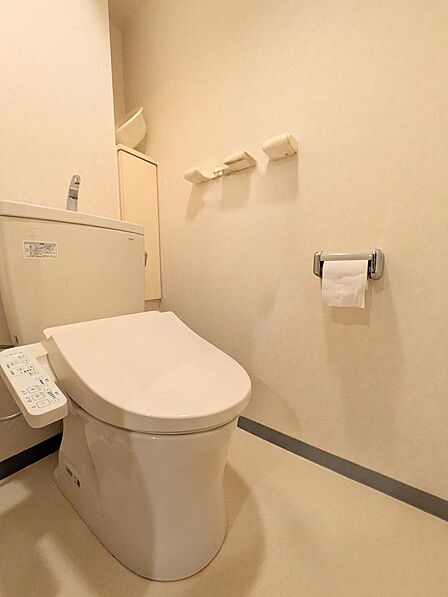 〜明るく清潔感のあるトイレ〜AIによる画像加工済み