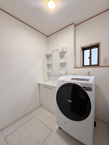 洗面所広々！・本画像は入居者様の家具をCGで消した画像であり、現況と異なる可能性がございます。